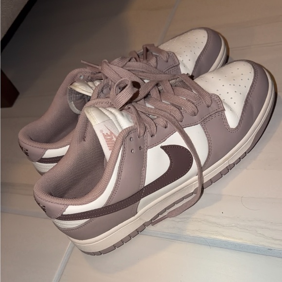 Women Nike Dunk - Picture 2 of 3